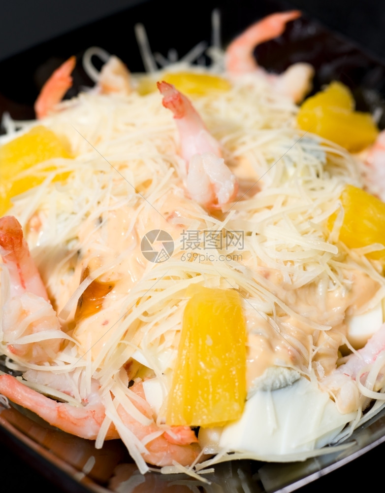 营养丰富虾鸡蛋菠萝和奶酪的沙拉酱烹饪图片