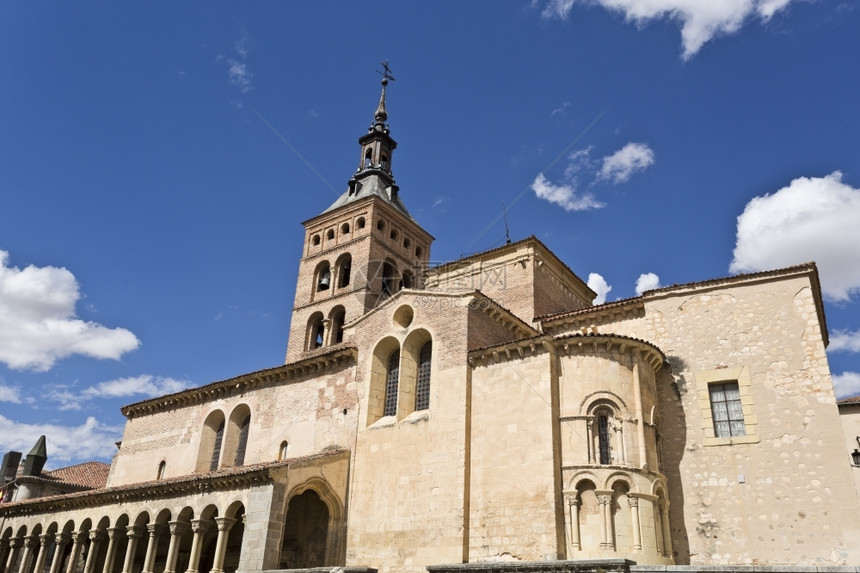 塞哥维亚结石西班牙塞戈维亚的圣马丁教堂建于12世纪以罗马式风格建造图片