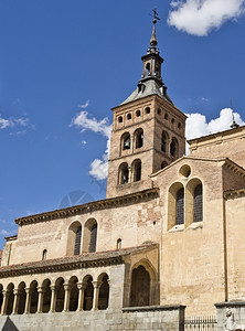 西班牙塞戈维亚的圣马丁教堂建于12世纪以罗马式风格建造12日成砖图片