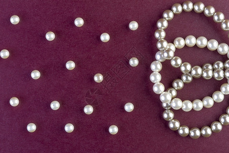 白银和珍珠项链深红底宝石富有的黑色图片