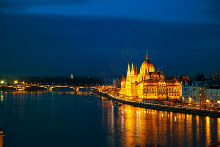 老的发光国民布达佩斯与日落时议会大厦的概览图片