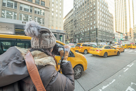 2018年月30日女摄影师拍冬季纽约的出租车照片白种人快乐的包图片