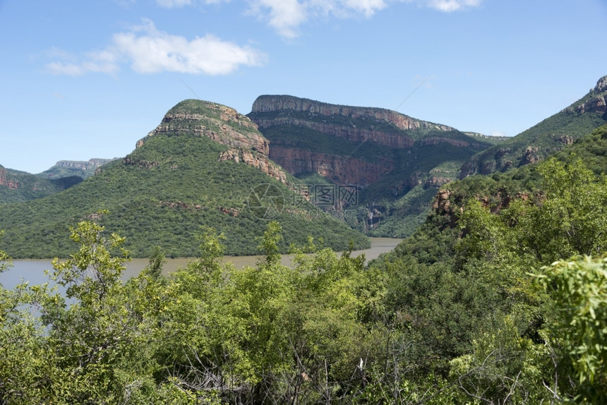 公园非洲南部与湖接壤的德拉肯斯堡岩石图片