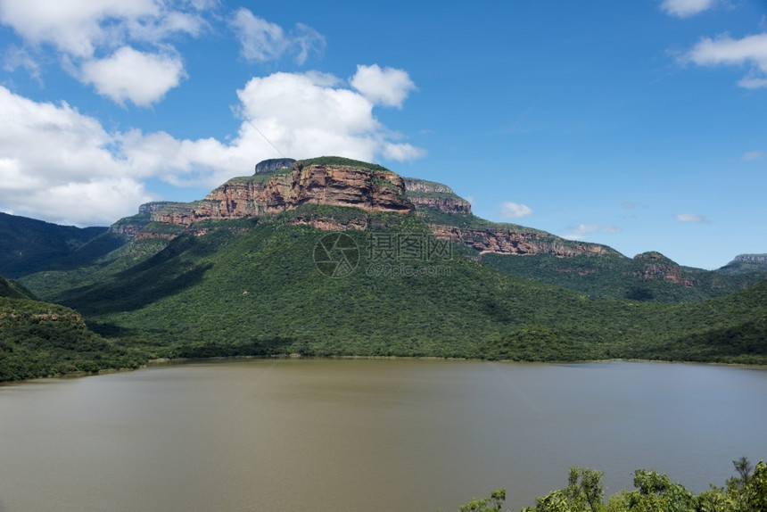 布莱德利弗国民皇家非洲南部与湖接壤的德拉肯斯堡图片
