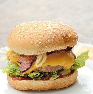 家里做汉堡包盘子里有牛肉制作三明治芝麻图片