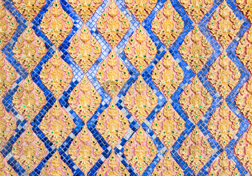 灰泥蓝色的在庙墙上以泰国传统风格的金色图案stucco曲线图片