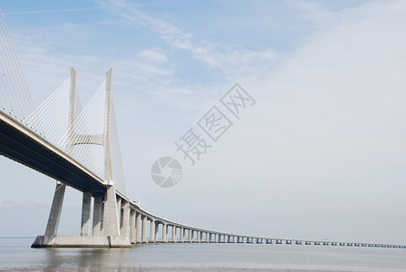 欧洲最长的桥称为VascodaGama位于塔古斯河上世博会海建筑学图片