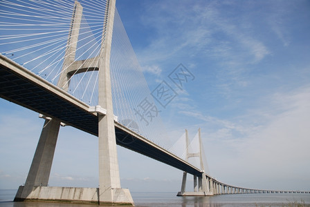 欧洲最长的桥称为VascodaGama位于塔古斯河上城市海洋图片