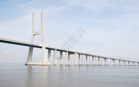欧洲最长的桥称为VascodaGama位于塔古斯河上金属户外特茹图片