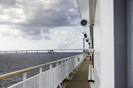 渡过达尼什群岛登马克大桥的腰带游轮海旅岛屿图片