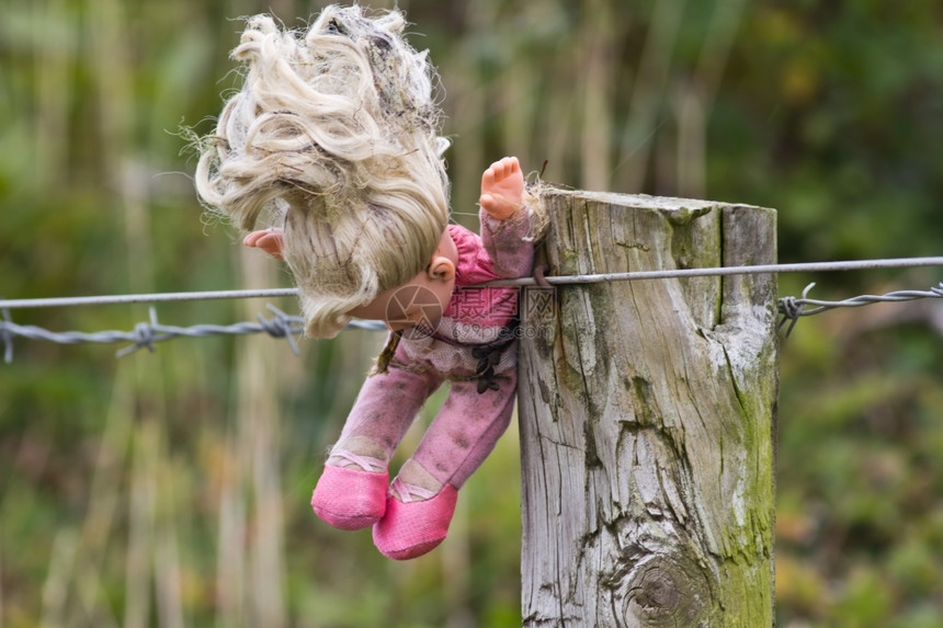 塑料爱过弃一个孩子失去了娃的被围在篱笆上图片