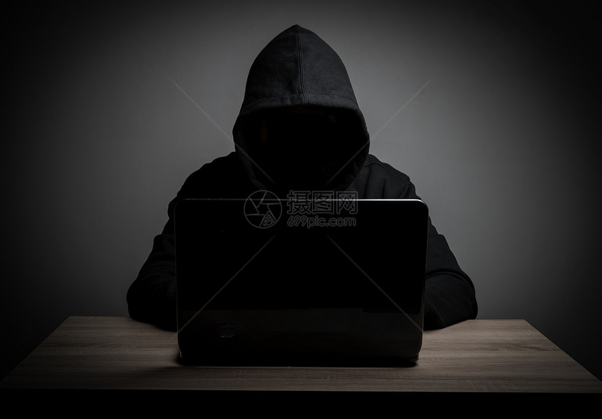 代码身份黑客用脸在笔记本电脑前工作网络图片