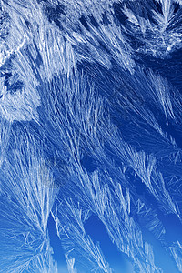 磨砂自然窗户上的冰晶纹理和背景蓝色天空梯度上的冻结纹理窗玻璃上的季节背景Frost型样状冬季形态节背景蓝色的设计图片