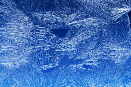 冰晶质地窗户上的冰晶纹理和背景蓝色天空梯度上的冻结纹理窗玻璃上的季节背景Frost型样状冬季形态节背景磨砂冬天冷若冰霜设计图片