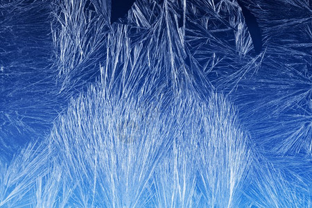 冰晶质地自然窗户上的冰晶纹理和背景蓝色天空梯度上的冻结纹理窗玻璃上的季节背景Frost型样状冬季形态节背景墙纸圣诞节设计图片