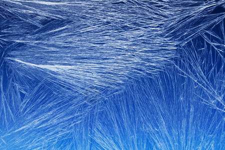 地官节窗户上的冰晶纹理和背景蓝色天空梯度上的冻结纹理窗玻璃上的季节背景Frost型样状冬季形态节背景有质感的地斯克莱兹涅夫设计图片