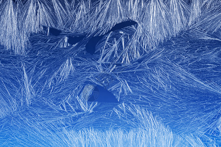 索涅夫乔登蓝色的窗户上冰晶纹理和背景蓝色天空梯度上的冻结纹理窗玻璃上的季节背景Frost型样状冬季形态节背景水晶圣诞节设计图片