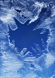 基希涅夫冰冷冻蓝色的窗户上冰晶纹理和背景蓝色天空梯度上的冻结纹理窗玻璃上的季节背景Frost型样状冬季形态节背景设计图片