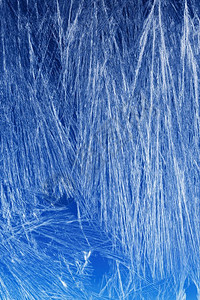 祭田上小伙坡度蓝色的结霜窗户上冰晶纹理和背景蓝色天空梯度上的冻结纹理窗玻璃上的季节背景Frost型样状冬季形态节背景设计图片