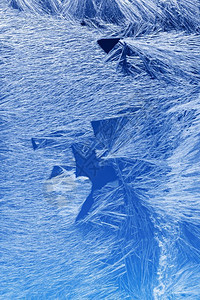 班夫冬季白色的花朵磨砂窗户上的冰晶纹理和背景蓝色天空梯度上的冻结纹理窗玻璃上的季节背景Frost型样状冬季形态节背景设计图片