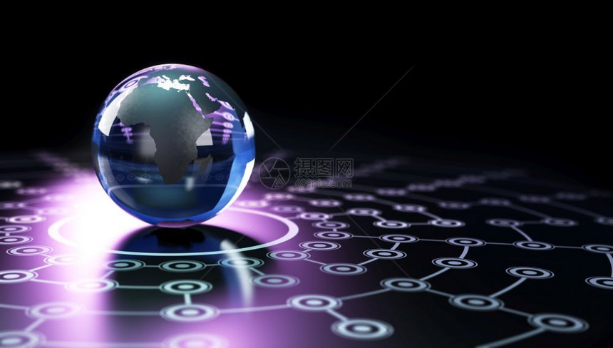 中央连接的信息以玻璃制成的世界球在网络上形成其影响模糊图像是蓝色和紫的摄像头以及黑色背景的全球网络图片