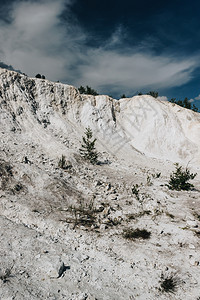 宝石学在职业生涯中采掘塔尔克石矿废弃的森林白采石场粗糙的图片