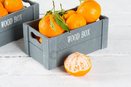 盒子里的橘子图片