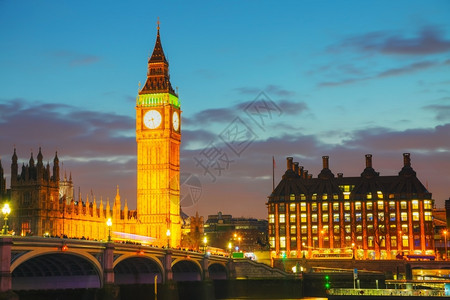 晚上塔和传输线伦敦与时钟塔和议会大厦晚上在夜间建筑学著名的河插画