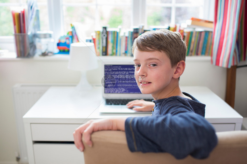 技术卧室书写计算机代码中的青少年男孩互联网编程图片