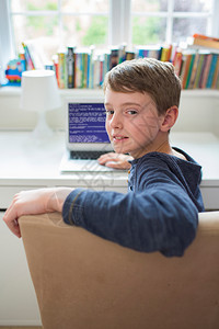 程序白种人犯罪卧室书写计算机代码中的青少年男孩图片