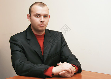 男人首席企业家坐在办公室桌前的青年商人图片