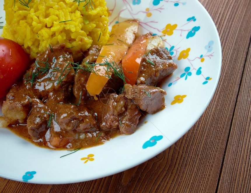 肉食物勺子SecodeChivoSecos是厚的厄瓜多尔炖菜通常配有黄色大米和炸薯条图片