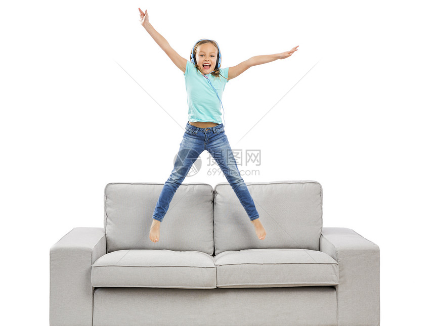 在沙发上跳起来的小女孩图片