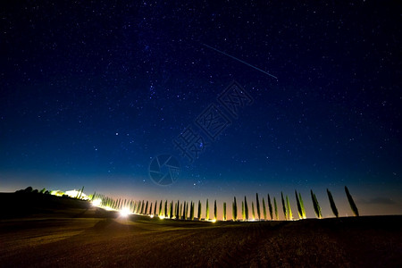 意大利托斯卡纳无云星空在铁丝网小巷上方有后光星空胡同系天背景图片