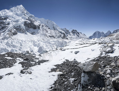 珠穆朗玛峰努子黎明具有普茨首脑会议和昆布冰瀑的珠穆峰基地营区图片