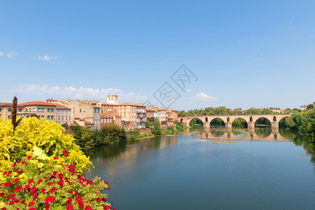 地中海水旅行法属蒙托班的地貌古老桥高清图片