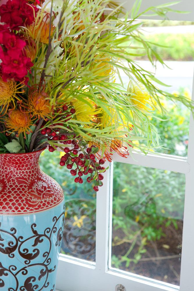 陶器白色的桌上彩花瓶和朵瓣图片
