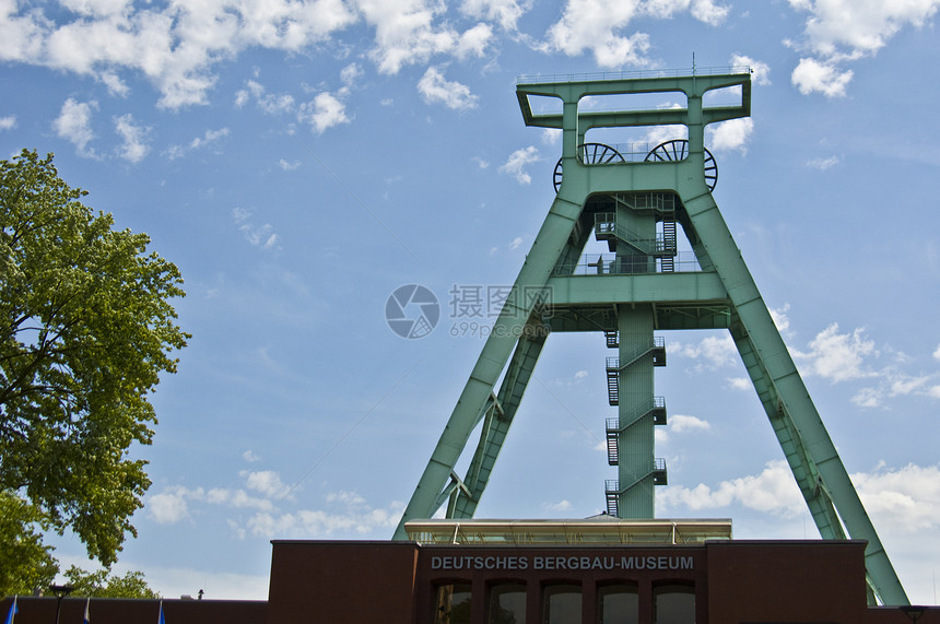 位于博亨的德国采矿物馆外部蓝色的金属煤炭图片