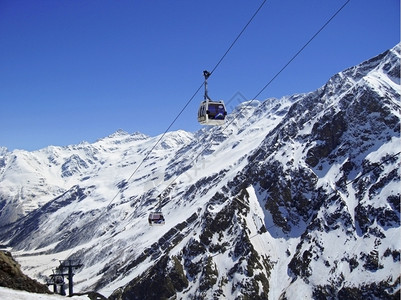 运动蔚蓝免费乘车雪下和清空的高加索山脉图片