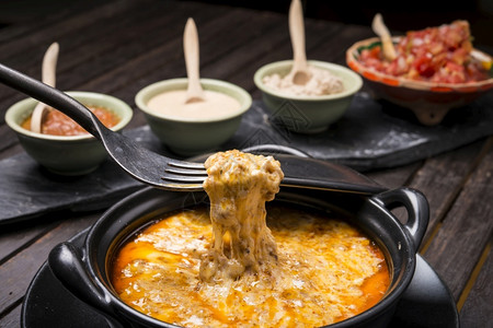 红色的番茄奶酪火锅墨西哥风味酸橙高清图片