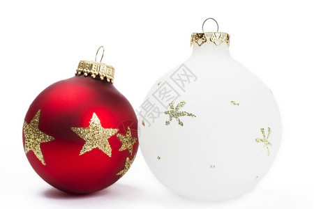 闪亮的红色和白沉闷的圣诞球白色背景上的红和白沉闷的圣诞球装饰品金子图片