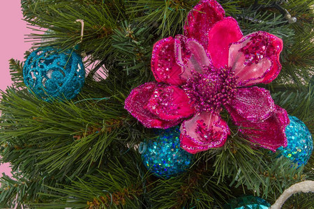 以著名的粉红花装饰为特色的修圣诞树传统的冬天图片