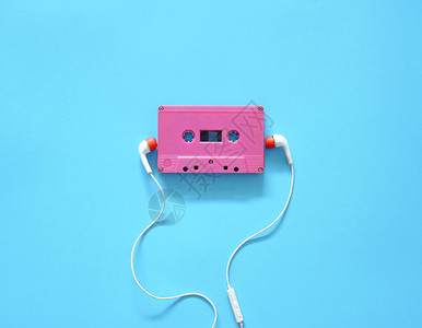 录音机蓝色背景的频磁带和耳机音乐概念最小风格派对的图片