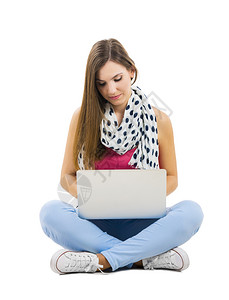 快乐的白色肖像用笔记本电脑工作时坐在双腿交叉的漂亮女人图片