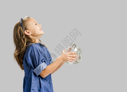 手拿玻璃壶的小女孩图片