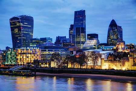 暮城市的伦敦夜间与泰晤士河相伴市中心图片