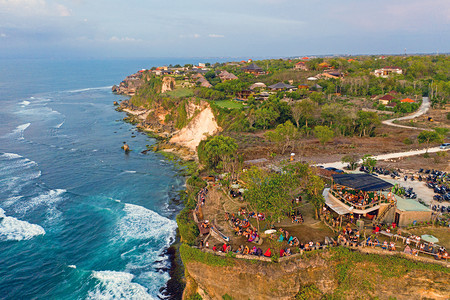 一种水蓝色的从印度尼西亚巴厘岛从海岸的景出发空中飞行图片