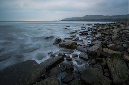 灰色的乳白山英国多塞市金梅里奇湾的静音颜色背景图片