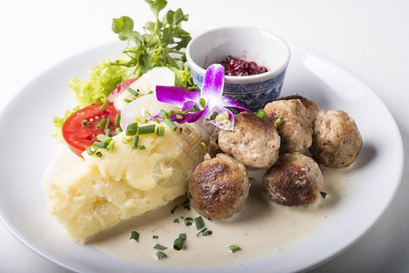 香菜食物瑞典肉丸配有马铃薯和林边莓酱土豆图片