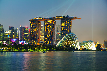 塔建造新加坡金融区晚上夜幕时的新加坡金融区花园图片